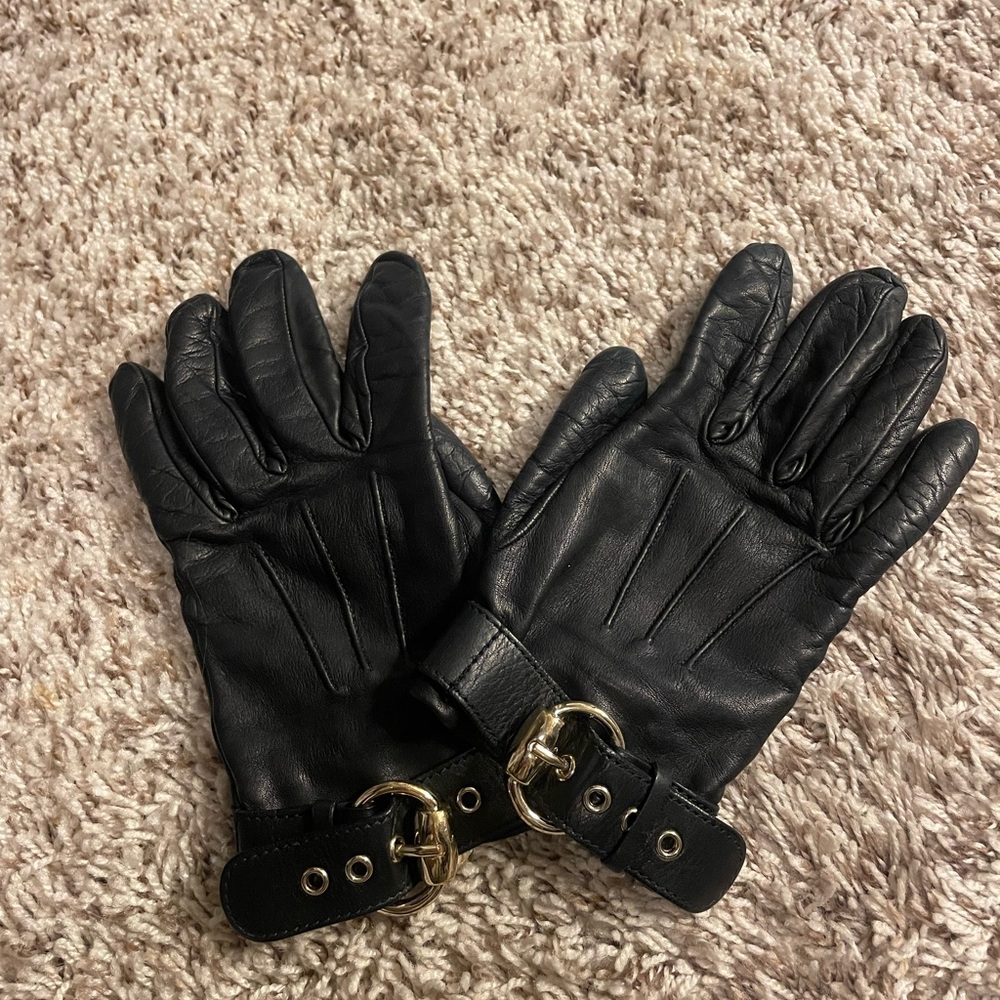 Gucci vintage women’s leather gloves EUC in black with gold hardware